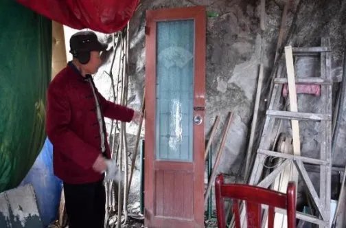 8旬老人被称愚公他做了什么事情？