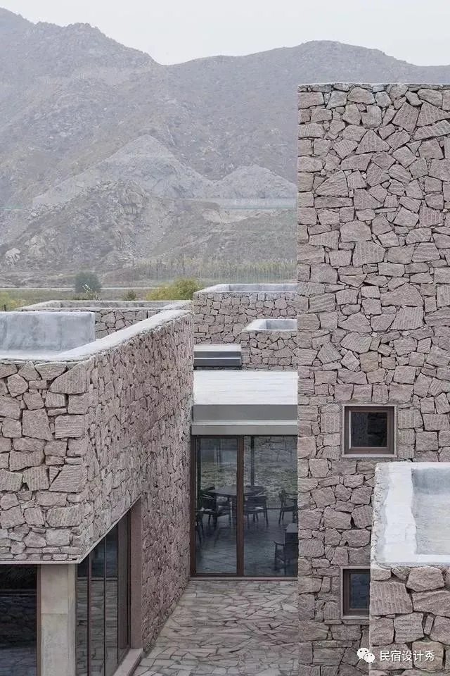 方整简洁，质感粗粝的土红色“盒子”