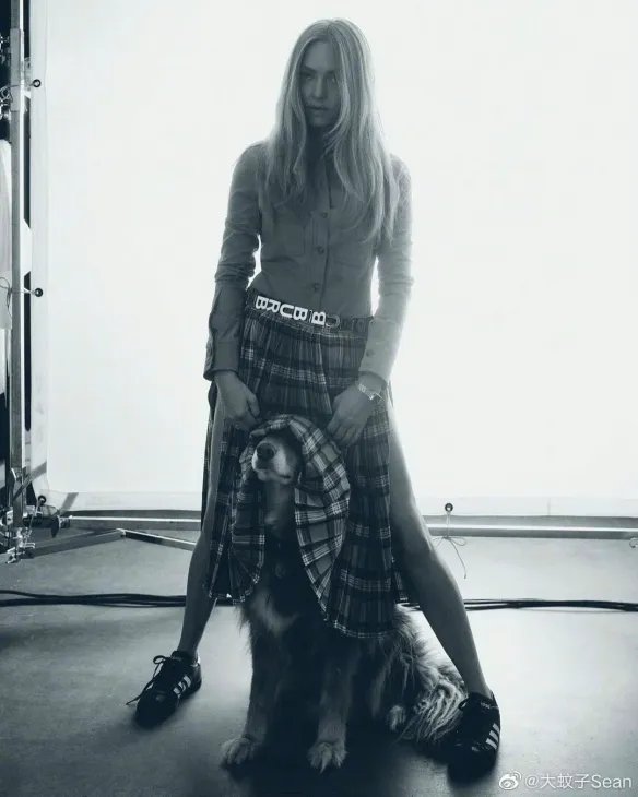 阿曼达·塞弗里德最新杂志写真 西装套裙帅气又迷人