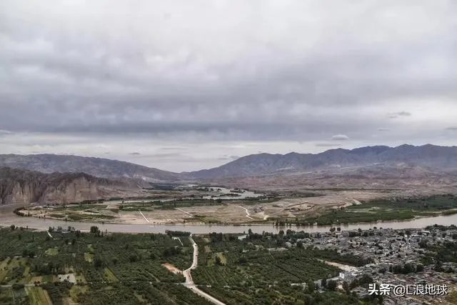 驴友拿出她的吃的跟我们分享