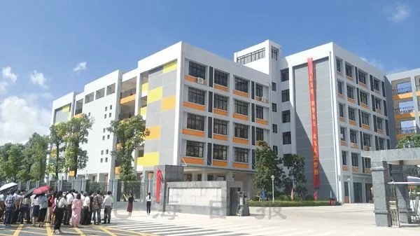 19岁女教师请假被骂，校长句句爆粗语，人民教师如何正确维权？