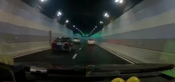 恶意别车泼咖啡有感：黑车刑拘大快人心，不文明驾驶也要不得