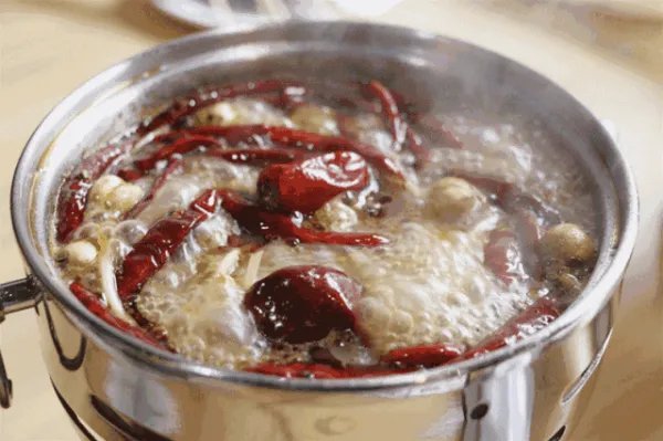 一女子火锅配奶茶致碱中毒,这件事给予了我们哪些警示?