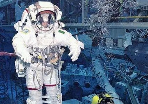 坐上神舟12号载人飞船前往宇宙的是哪几位航天员？