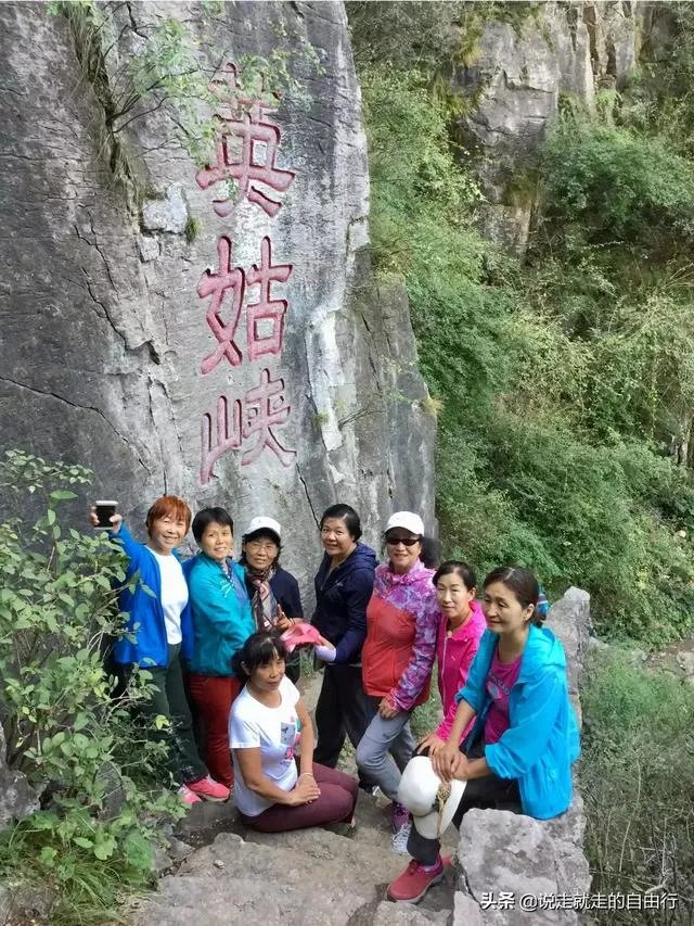 驴友拿出她的吃的跟我们分享