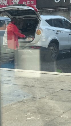 路人镜头下的刘德华 年龄真数字的动态图