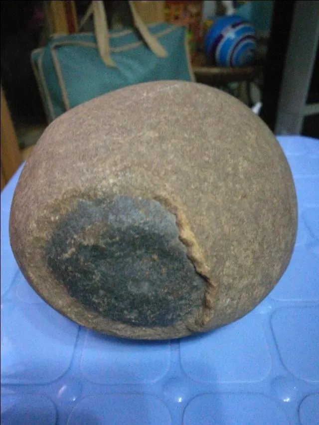 男子购买陨石求婚，引市民围观称有生以来第一次见？