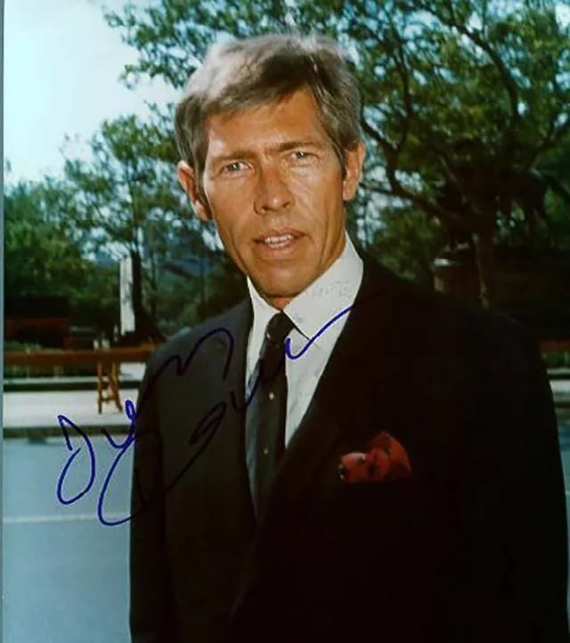 李小龙去世后,为他扶灵的6个外国人是什么来头?