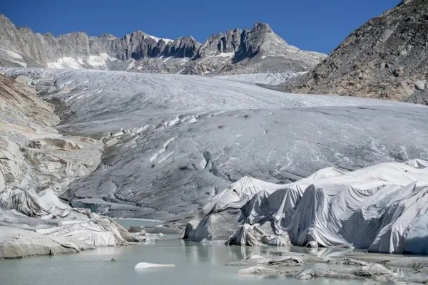 瑞士冰山融化，54年前坠机被发现，我们需要警惕什么？