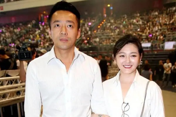 大S闪婚后，你如何看待汪小菲首次发声回应？