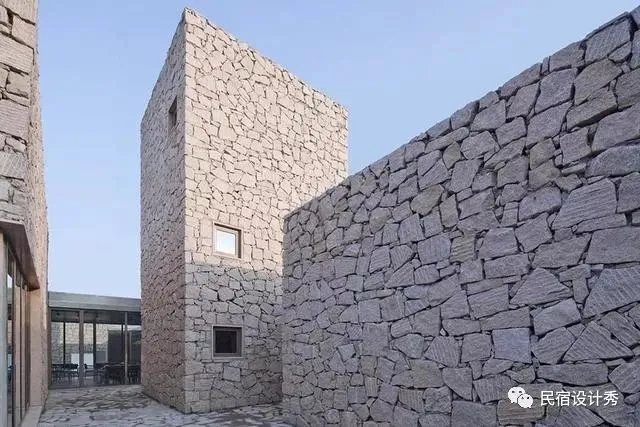 方整简洁，质感粗粝的土红色“盒子”