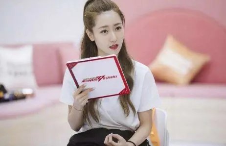 宁静看到白冰齐刘海的反应,宁静为何会做出夸张表情?