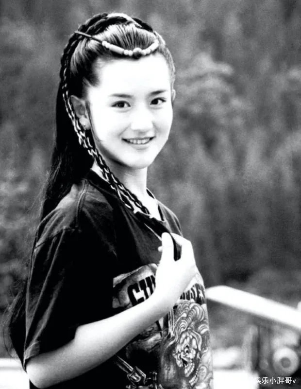 黄鹤翔26年前的《九妹》，谁注意到了MV女配角？如今怎样？