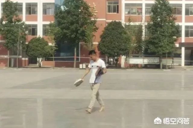 与考生换鞋，南阳一老师赤脚行走的照片火了，你怎么看？