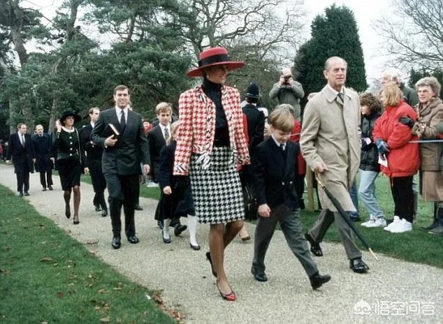 凯特金色战袍是致敬戴妃的