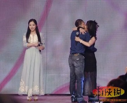 非诚勿扰51岁女嘉宾牵手小17岁帅哥 吐槽不断