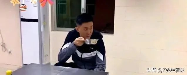 广东男篮随队记者关辛，晒出了球队在圣诞之夜的晚餐，杜锋看着录像喝鸭汤，你怎么看？