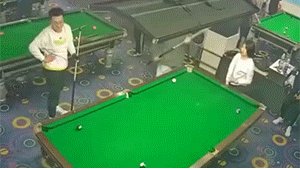 路人镜头下的刘德华 年龄真数字的动态图