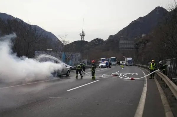 帕萨特行驶中自燃怎么回事？