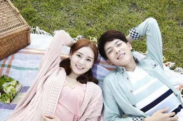 女朋友总是在我的面前提起她的男闺蜜，说我不够体贴，她是什么意思？