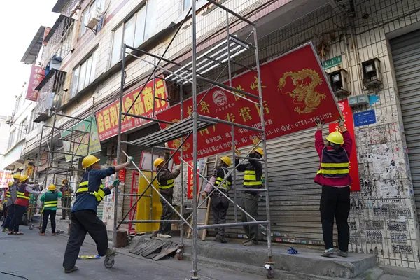 成都一广告牌掉落砸倒1岁男童 广告牌坠落伤人谁负责