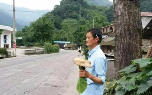 四川农民撞脸马云，被经纪公司选中走红，如今怎样？