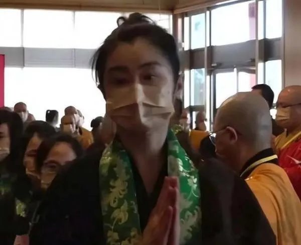 王祖贤近照曝光，被网友质疑整容，与年轻时的照片对比，判若两人，你咋看？