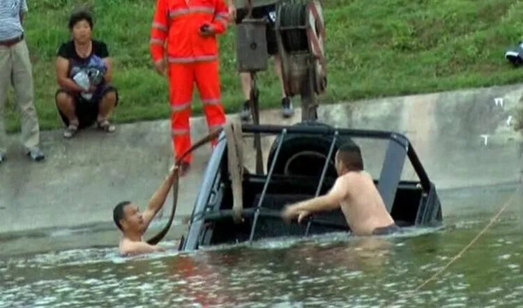 老人划木盆救5人 一把年纪不顾年迈只为救人