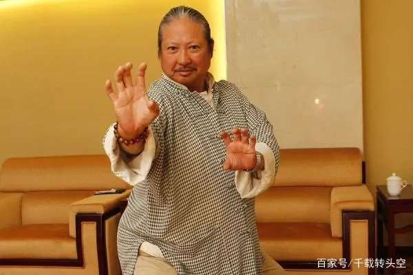 一代功夫巨星洪金宝，63岁近照曝光容苍老，坐在轮椅上买菜，怎么了？