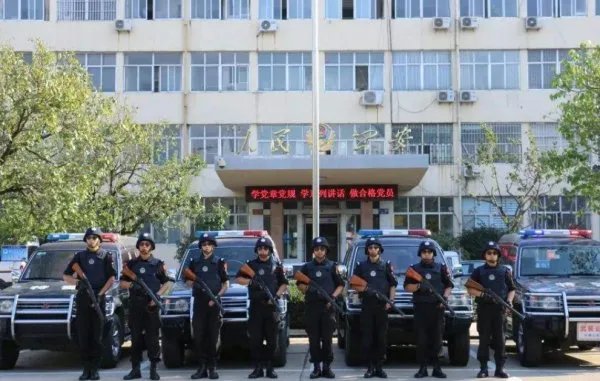 大连兵哥哥手撕车玻璃救人，你怎么看待兵哥哥的正义感？