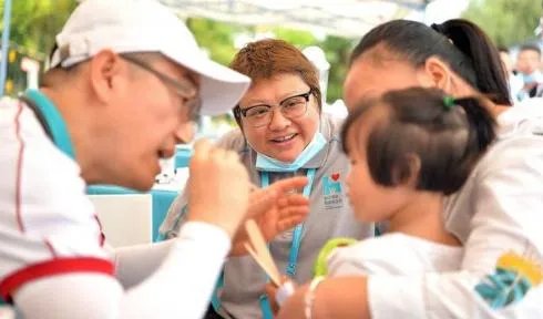 韩红一生为慈善事业,几乎要破产,居然还有人要黑她,你怎么看?