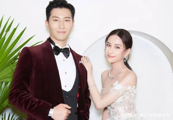 窦骁何超莲的爱情故事，频繁上热搜，“赌王赘婿”头衔，他还能坚持多久？