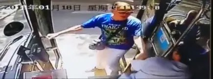 海南一行驶公交车司机被拽下车是什么情况？
