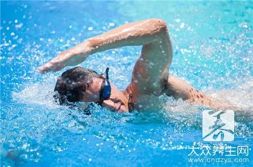 蛙泳的换气要领        