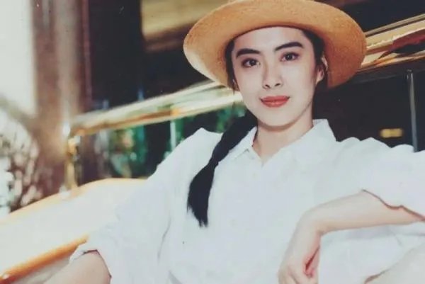 王祖贤近照曝光，被网友质疑整容，与年轻时的照片对比，判若两人，你咋看？