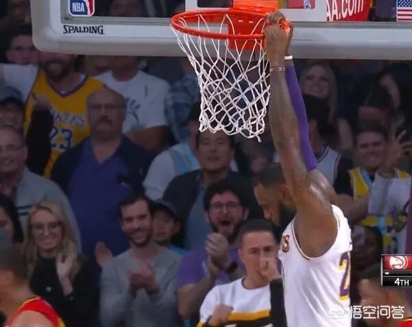 湖人胜老鹰，詹姆斯扣篮绝杀后身体挂在篮筐上长达5秒，为什么没被吹技术犯规？