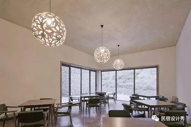 方整简洁，质感粗粝的土红色“盒子”