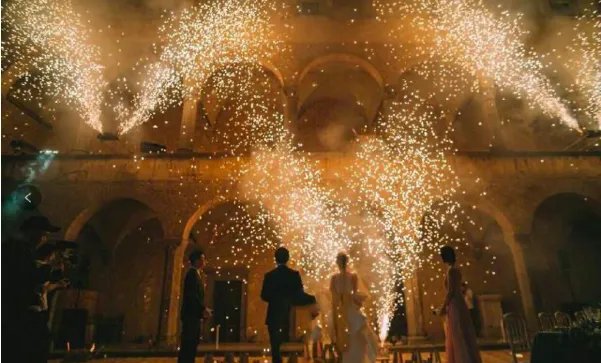 王凯、童瑶被曝深夜聚会全程牵手，两人是否正在热恋？