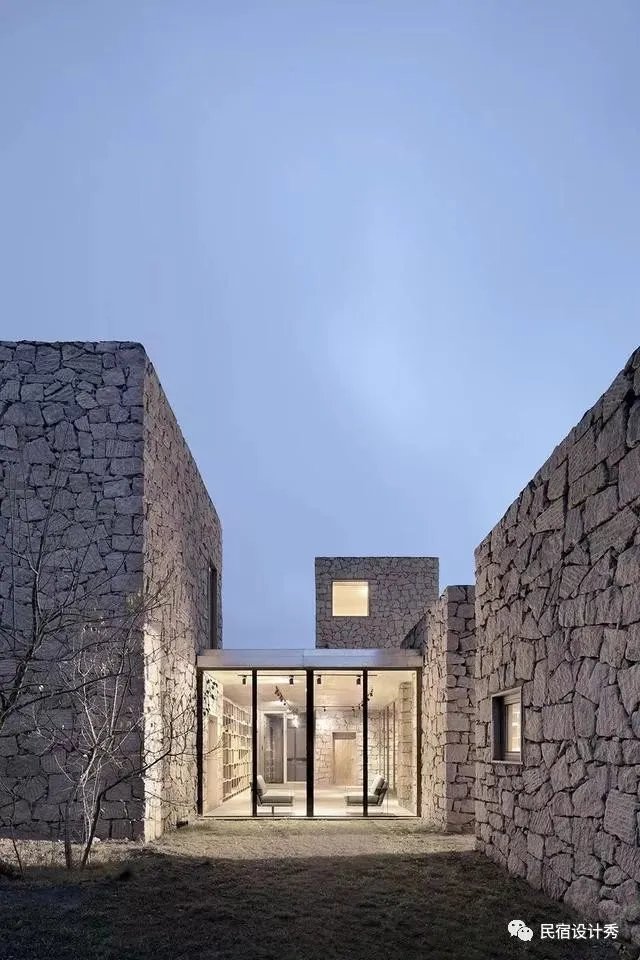 方整简洁，质感粗粝的土红色“盒子”