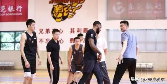 广东男篮随队记者关辛，晒出了球队在圣诞之夜的晚餐，杜锋看着录像喝鸭汤，你怎么看？