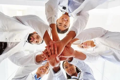 医院回应急救伤者从担架摔落，此次意外将由谁来担责？