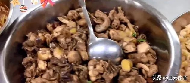 广东男篮随队记者关辛，晒出了球队在圣诞之夜的晚餐，杜锋看着录像喝鸭汤，你怎么看？