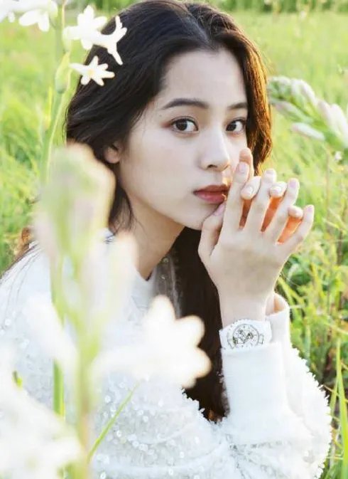 欧阳娜娜跨界艺术展现场美照时尚感足，她为什么这么会拍照？