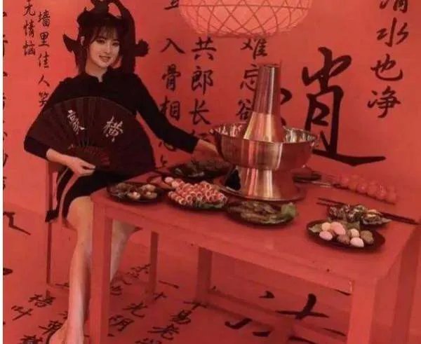 孟晚舟脚镣未除，姚安娜扎丸子头吃火锅，同爹不同命，你觉得呢？