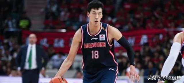 广东男篮随队记者关辛，晒出了球队在圣诞之夜的晚餐，杜锋看着录像喝鸭汤，你怎么看？