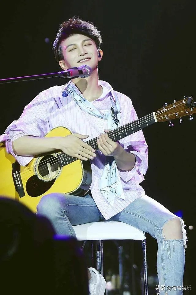 周深在卡布时期唱的《光》就已经具有很高技巧性了，这样的音域是天生的吗？