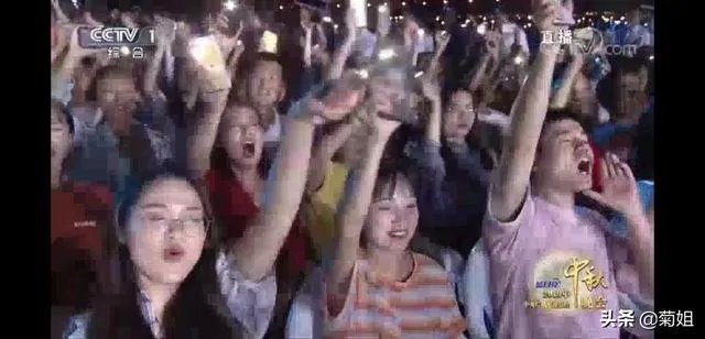 谭维维改编的摇滚《敢问路在何方》，为何大家反响如此强烈？