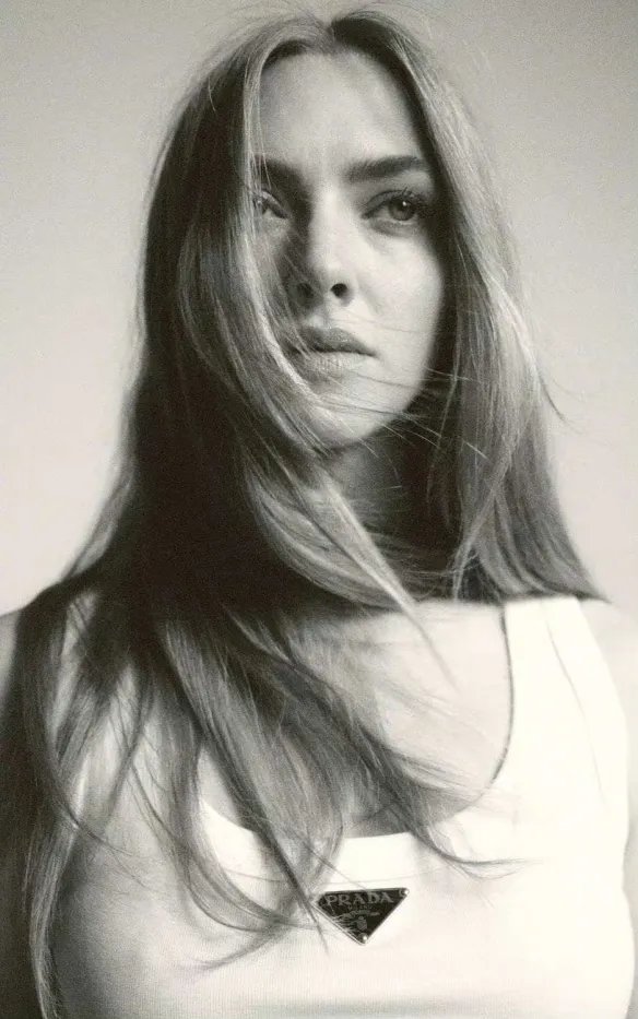 阿曼达·塞弗里德最新杂志写真 西装套裙帅气又迷人