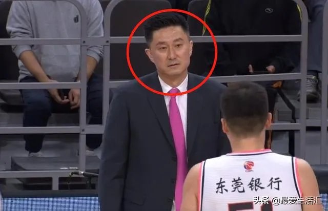 广东男篮随队记者关辛，晒出了球队在圣诞之夜的晚餐，杜锋看着录像喝鸭汤，你怎么看？