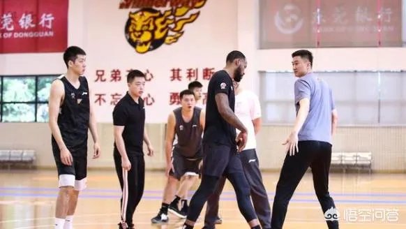 广东男篮随队记者关辛，晒出了球队在圣诞之夜的晚餐，杜锋看着录像喝鸭汤，你怎么看？